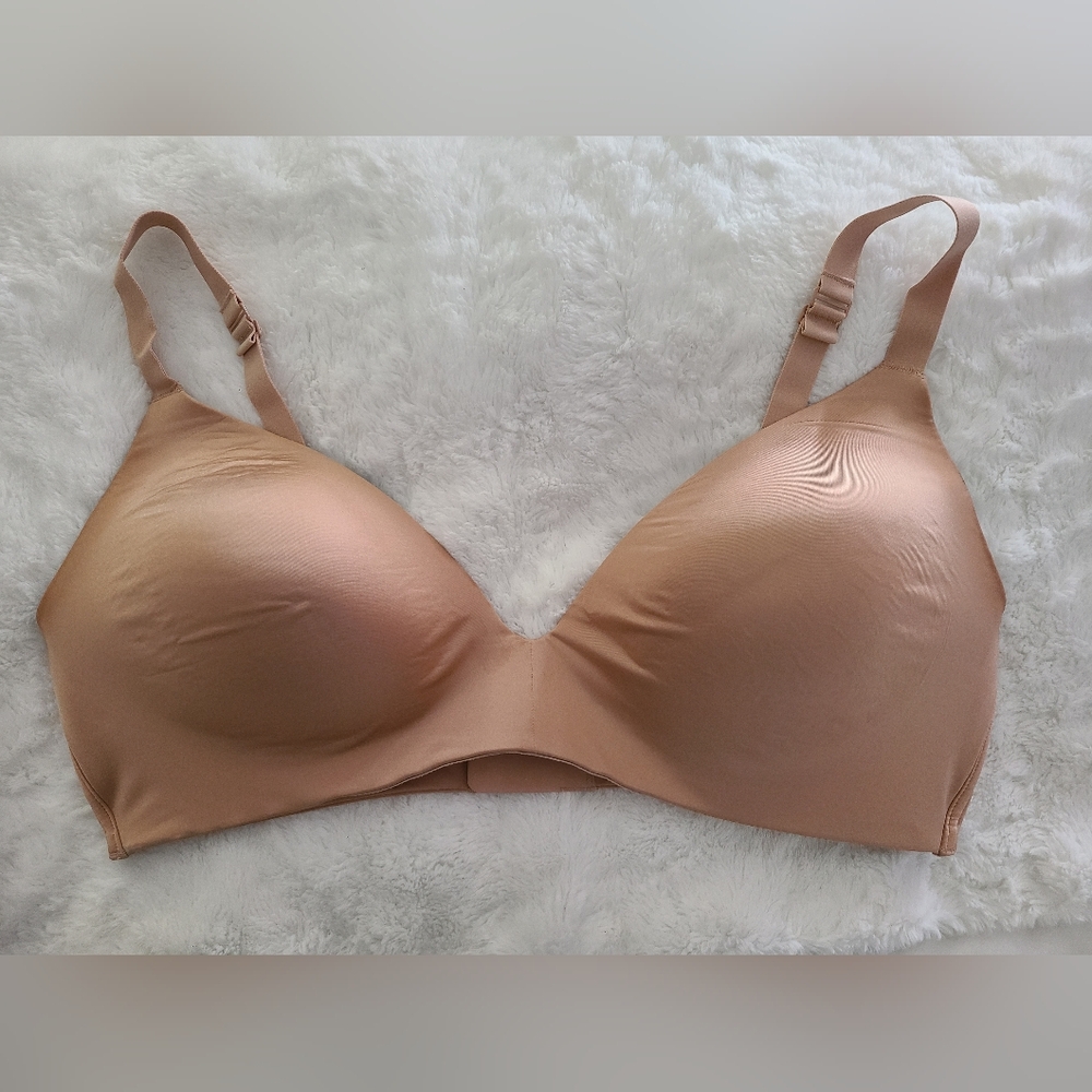 Skims Wireless Form T-shirt Bra in Clay